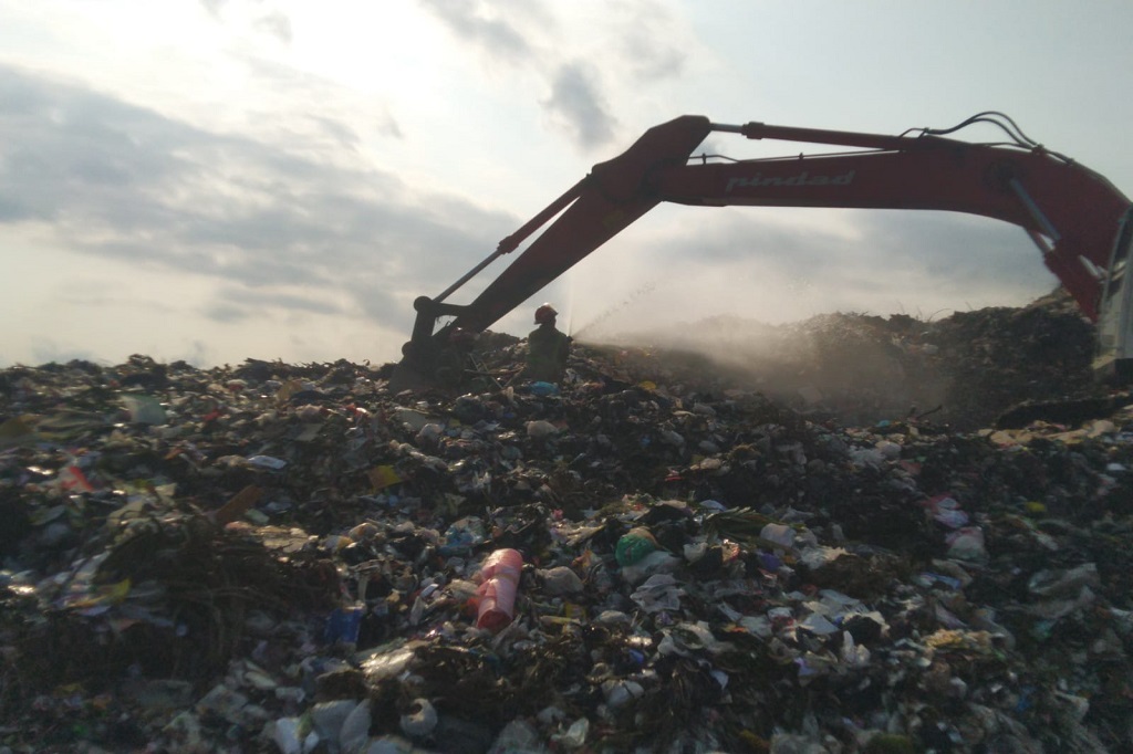 Untuk mengurangi risiko kebakaran di area Tempat Pembuangan Akhir (TPA) sampah Ciangir, Kelurahan Sumelap, Kecamatan Tamansari, Kota Tasikmalaya, Jawa Barat Dinas Lingkungan bersama Komunitas Forum Panglayungan dan Badan Penanggulangan Bencana Daerah (BPBD) Kota Tasikmalaya melakukan penyemprotan cairan ekoenzim.