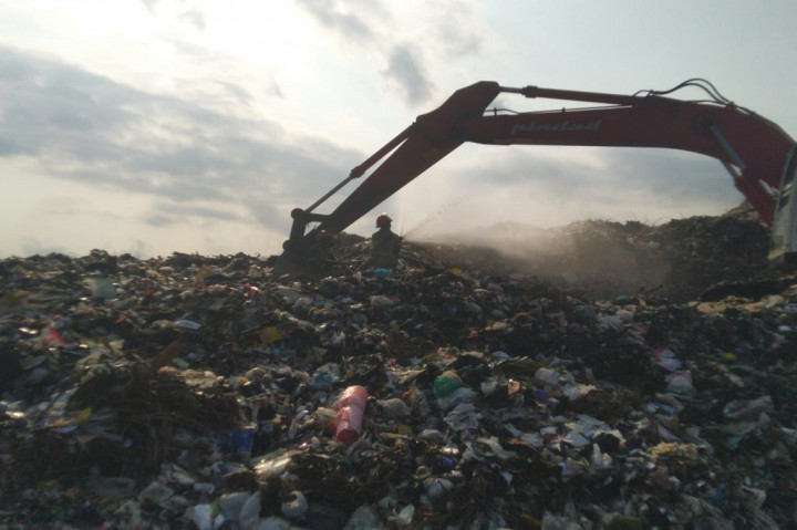 Untuk mengurangi risiko kebakaran di area Tempat Pembuangan Akhir (TPA) sampah Ciangir, Kelurahan Sumelap, Kecamatan Tamansari, Kota Tasikmalaya, Jawa Barat Dinas Lingkungan bersama Komunitas Forum Panglayungan dan Badan Penanggulangan Bencana Daerah (BPBD) Kota Tasikmalaya melakukan penyemprotan cairan ekoenzim.