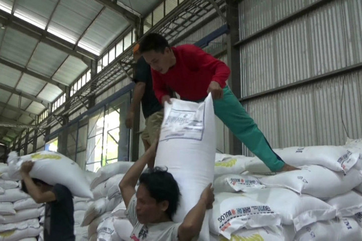 Harga beras akhir-akhir terus melejit, bahkan di pasaran tembus Rp13 ribu hingga Rp14 ribu per kilogram. Kenaikan harga beras ini banyak disebut dampak dari terjadinya kekeringan di sejumlah wilayah di Jatim, sehingga petani gagal panen. Akibatnya pasokan beras ke produsen berkurang. Di tengah melonjaknya harga beras ini, Bulog meminta masyarakat tidak panic buying.