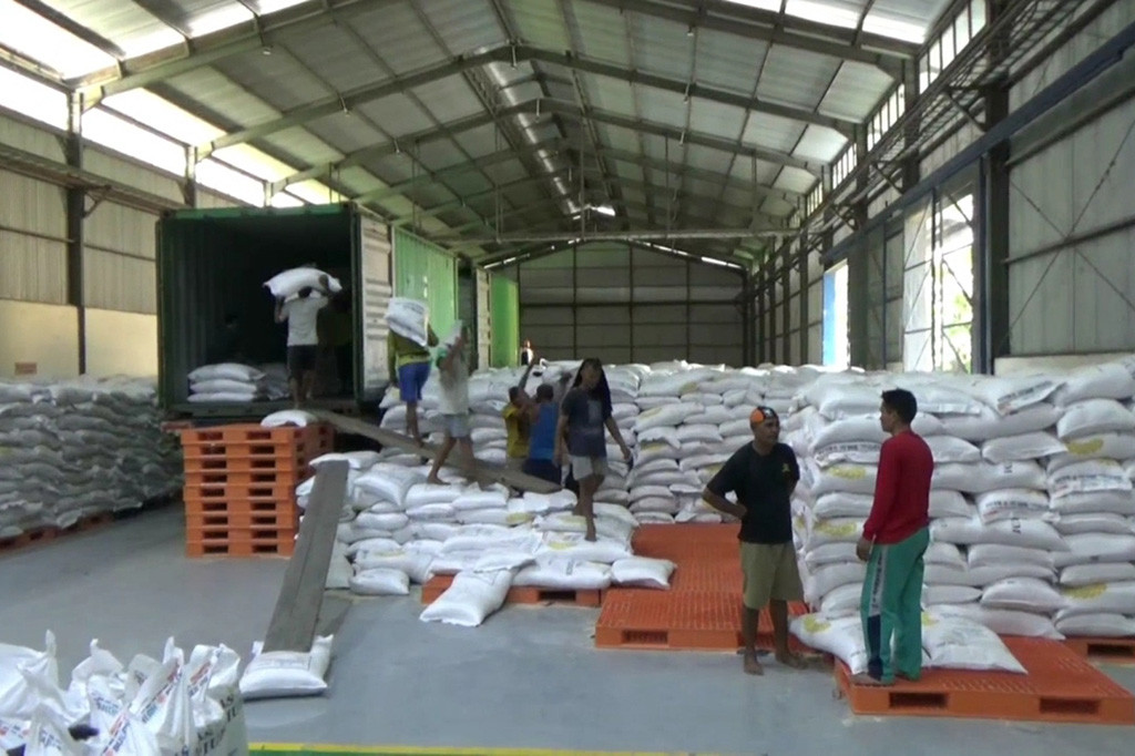 Sebagai upaya menstabilkan harga beras di pasaran, Bulog masih terus menggiatkan operasi pasar. Operasi pasar dengan dinas terkait, diharapkan bisa menekan harga beras di pasaran.