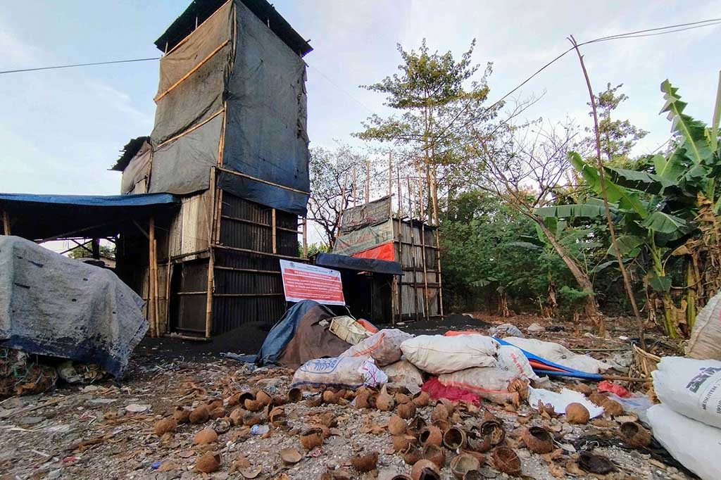 Salah satu perajin arang batok Andi Lukman (52) mengaku uang kompensasi penutupan sementara yang diberikan Pemkot Jakarta Timur (Sudin Lingkungan Hidup) tidak sebanding dengan pendapatannya selama satu pekan.