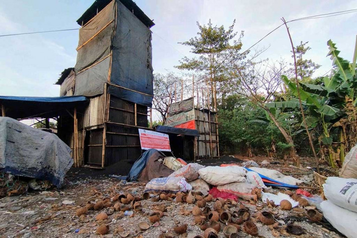 Salah satu perajin arang batok Andi Lukman (52) mengaku uang kompensasi penutupan sementara yang diberikan Pemkot Jakarta Timur (Sudin Lingkungan Hidup) tidak sebanding dengan pendapatannya selama satu pekan.