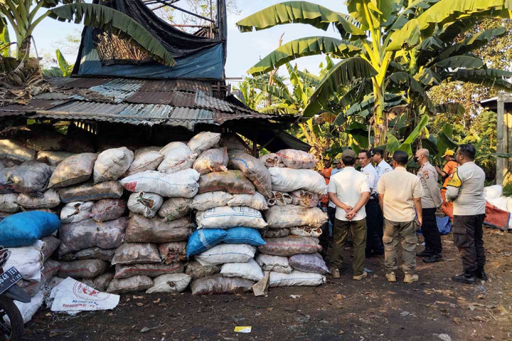 Perajin arang batok di Jalan Anggrek RT 04/RW 02, Kelurahan Lubang Buaya, Kecamatan Cipayung, Jakarta Timur, mengeluhkan besaran uang kompensasi yang diberikan pemerintah kota terkait penutupan sementara tempat usaha mereka untuk menekan polusi udara.