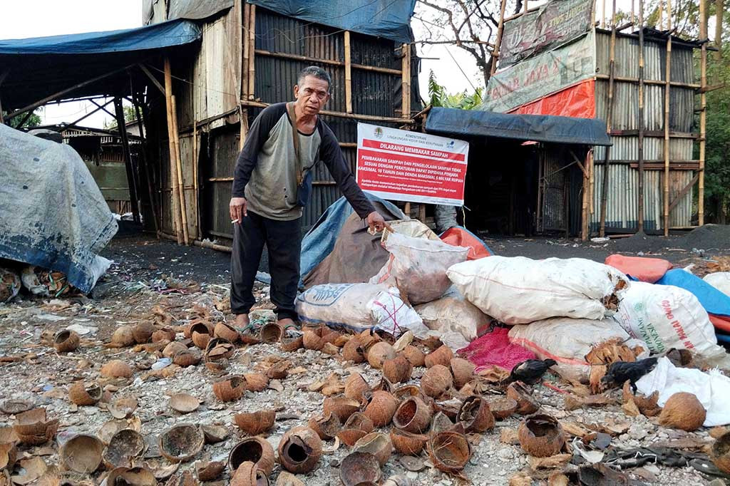 Di kawasan Lubang Buaya itu, kata dia, terdapat delapan lapak perajin arang batok kelapa yang semuanya itu harus ditutup sementara karena dianggap berdampak terhadap polusi udara.