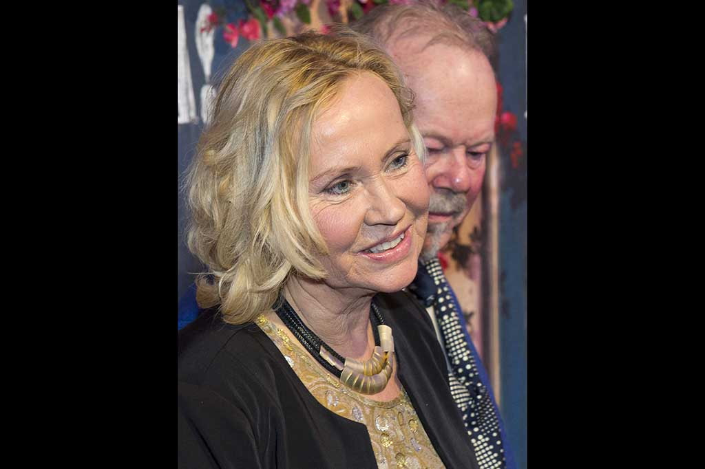 Dia mengatakan single tersebut juga berjudul 'Where Do We Go From Here?' akan tayang perdana di BBC Radio 2 pada hari Kamis.