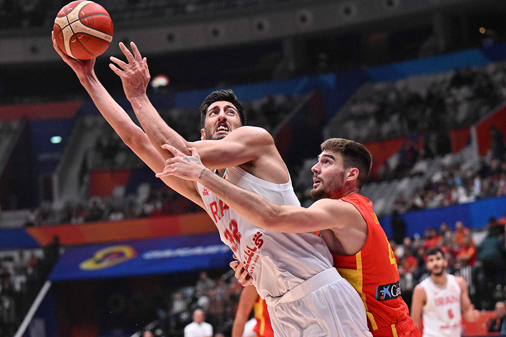 Spanyol memulai kuarter pertama tidak dengan baik. Tampil apik sepanjang kuarter awal, Iran pun menutup dengan keunggulan 17-16.
