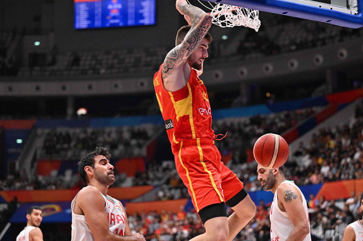 Pada kuarter kedua, Spanyol memperbaiki permainan. Tembakan dua angka Juancho Hernangomez membawa mereka menutup kuarter kedua dengan keunggulan selisih 10 poin dengan skor 43-34.