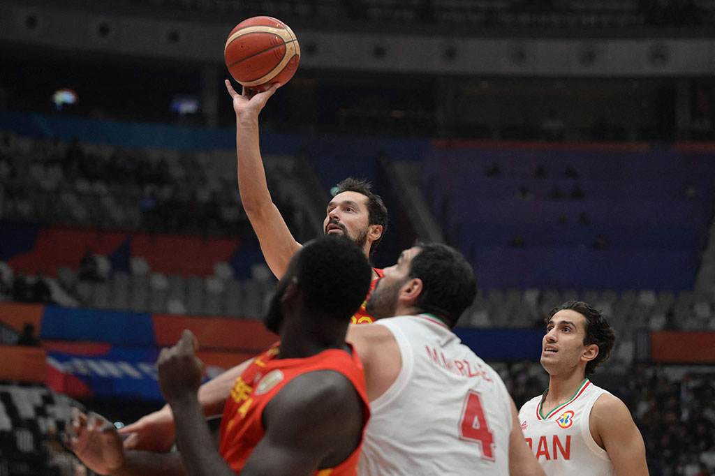 Tim asuhan Sergio Scariolo itu meneruskan permainan apik seperti kuarter kedua. Spanyol lalu menutup kuarter ketiga dengan skor 64-52 ketika Dario Brizuela melakukan tembakan tiga angka tepat saat kuarter ketiga berakhir.