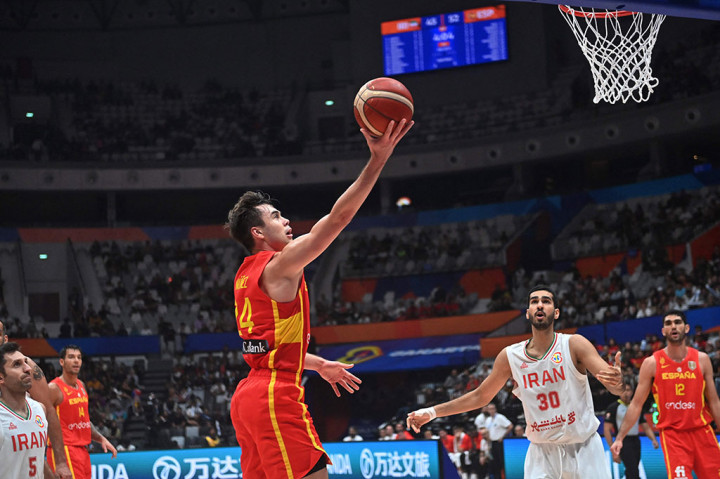 Pada kuarter keempat Iran hanya sanggup mengumpulkan 13 poin, menjadi yang terendah selama empat kuarter berjalan. Hal ini membuat mereka tidak bisa berbuat banyak dan membuat juara FIBA EuroBasket 2022, Spanyol memenangi laga dengan skor 85-65.