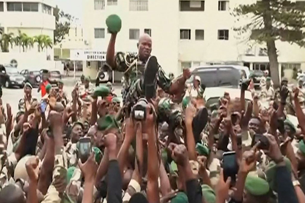 Tentara Gabon mengangkat Jenderal Brice Oligui Nguema (tengah), kepala pengawal presiden Presiden terguling Ali Bongo Ondimba, Rabu, 30 Agustus 2023. Brice Oligui Nguema menyatakan dia sebagai pemimpin Gabon setelah aksi kudeta.