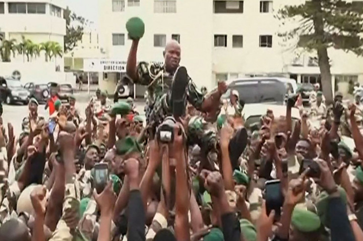 Tentara Gabon mengangkat Jenderal Brice Oligui Nguema (tengah), kepala pengawal presiden Presiden terguling Ali Bongo Ondimba, Rabu, 30 Agustus 2023. Brice Oligui Nguema menyatakan dia sebagai pemimpin Gabon setelah aksi kudeta.