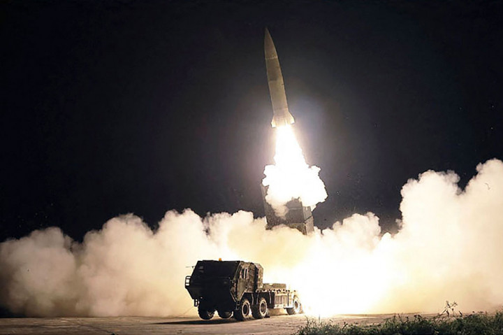 Korea Utara kembali melakukan uji coba penembakan rudal balistik. Kali ini Korut menembakkan dua rudal balistik jarak pendek ke laut pada Rabu, 30 Agustus 2023 malam. Peluncuran ini bertepatan dengan latihan militer gabungan antara Amerika Serikat dan Korea Selatan.