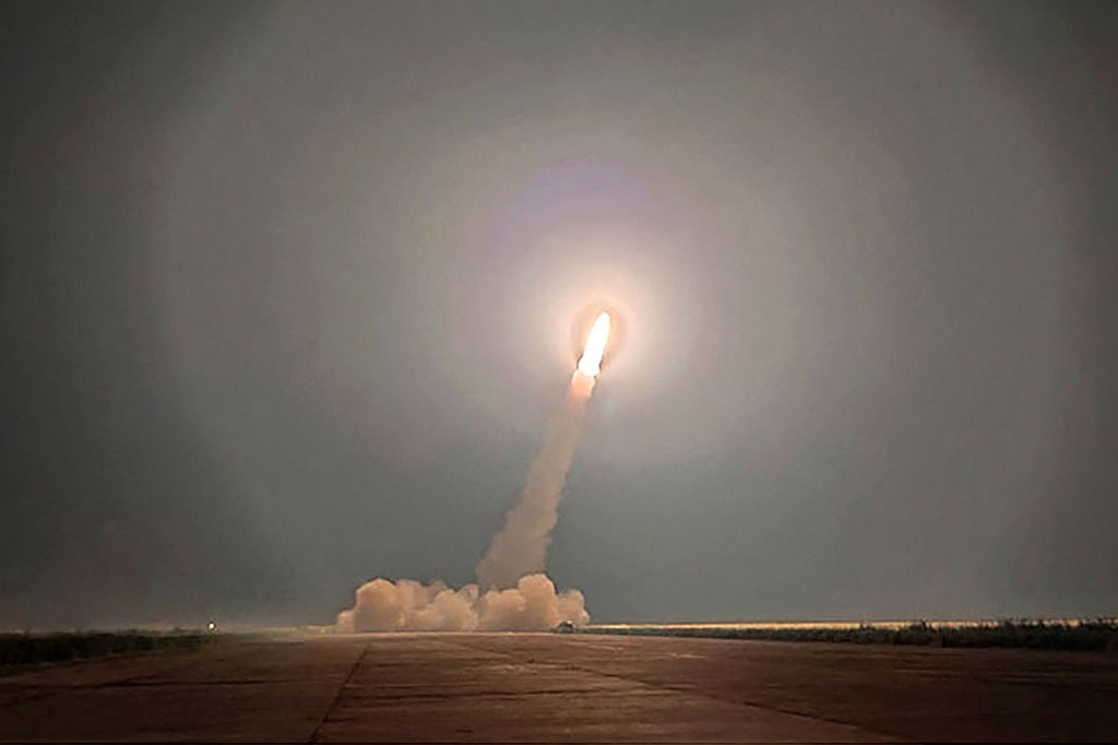 “Sambil memperkuat pemantauan dan kewaspadaan kami terhadap provokasi tambahan, militer kami mempertahankan sikap kesiapan penuh melalui kerja sama yang erat dengan Amerika Serikat,” kata JCS dalam pesan teks yang dikirimkan kepada wartawan.