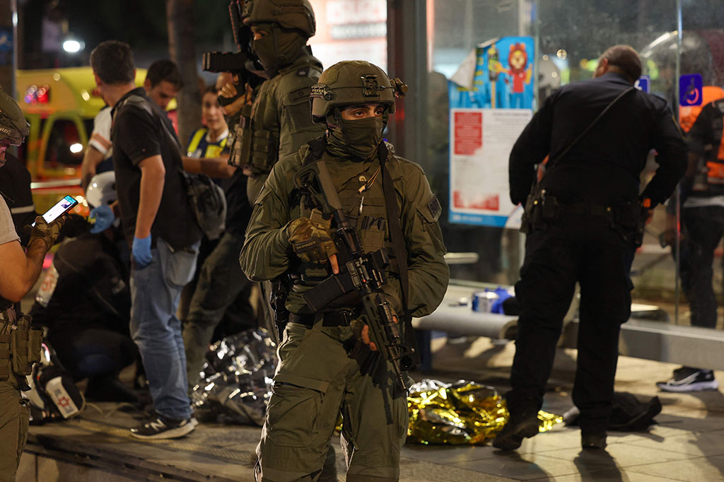 Personil darurat dan keamanan Israel berjaga-jaga di sekitar jenazah di lokasi serangan di Yerusalem pada Rabu, 30 Agustus 2023.