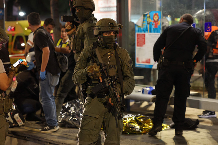 Personil darurat dan keamanan Israel berjaga-jaga di sekitar jenazah di lokasi serangan di Yerusalem pada Rabu, 30 Agustus 2023.