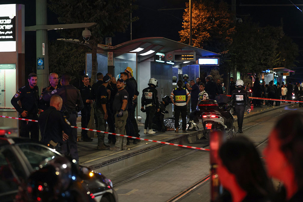 Petugas polisi Israel menembak mati seorang remaja Palestina yang menikam dan melukai seorang warga sipil di sebuah stasiun kereta ringan di Yerusalem pada Rabu, 30 Agustus 2023 malam. Ini adalah insiden terbaru di antara meningkatnya kekerasan dalam konflik Israel-Palestina.