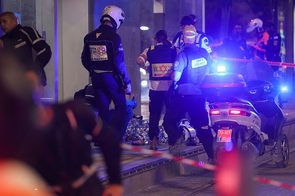 “Seorang tersangka bersenjatakan pisau melakukan serangan teroris di dekat stasiun kereta ringan Shivtei Israel di Yerusalem,” kata polisi Israel dalam sebuah pernyataan. “Tersangka langsung dilumpuhkan di tempat.” 