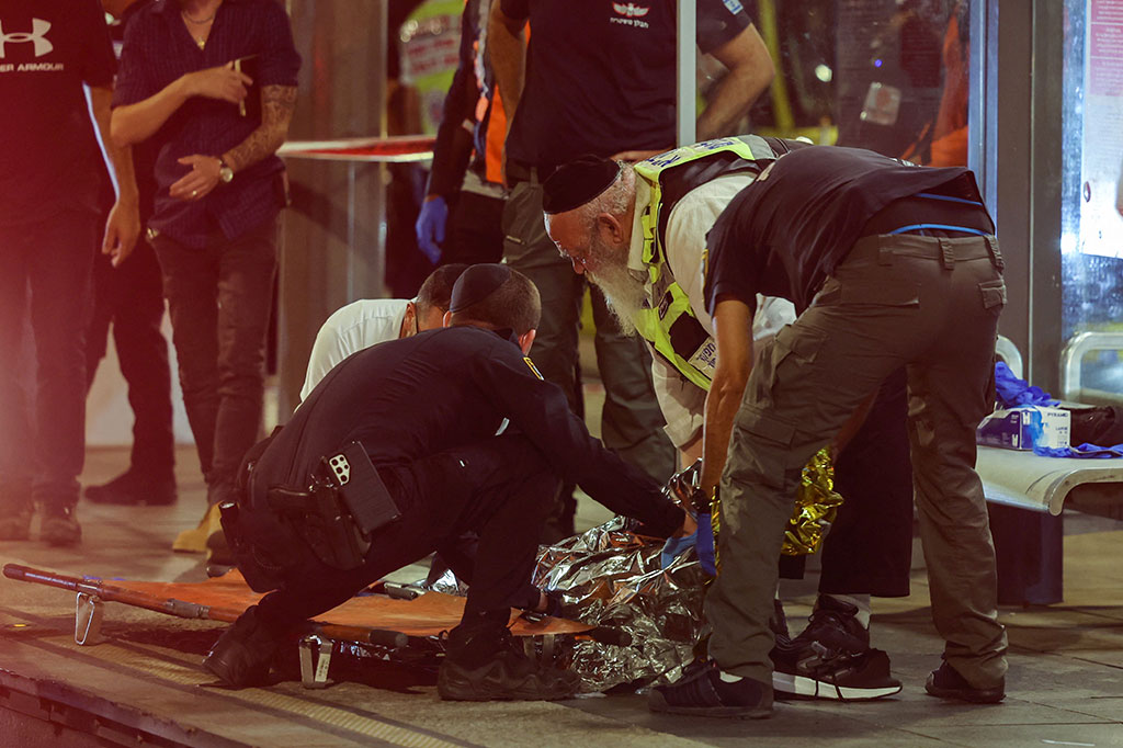 Juru bicara kepolisian Dean Elsdunne mengatakan kepada AFP bahwa penyerang adalah anak di bawah umur yang berasal dari Yerusalem timur, wilayah yang mayoritas penduduknya adalah warga Palestina.