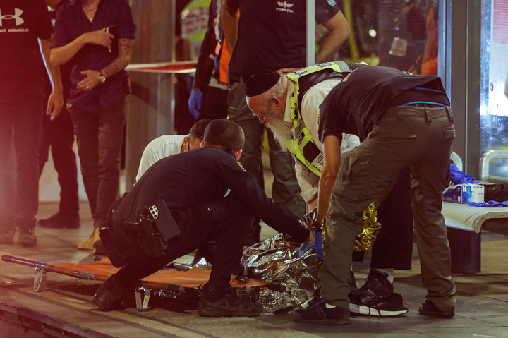 Juru bicara kepolisian Dean Elsdunne mengatakan kepada AFP bahwa penyerang adalah anak di bawah umur yang berasal dari Yerusalem timur, wilayah yang mayoritas penduduknya adalah warga Palestina.