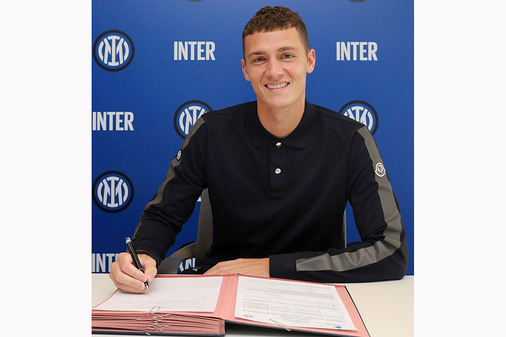 Bek Benjamin Pavard resmi berlabuh ke Inter Milan usai ditebus dari Bayern Muenchen dengan biaya total senilai Rp499 miliar atau 30 juta euro dalam bursa transfer musim panas 2023/2024.