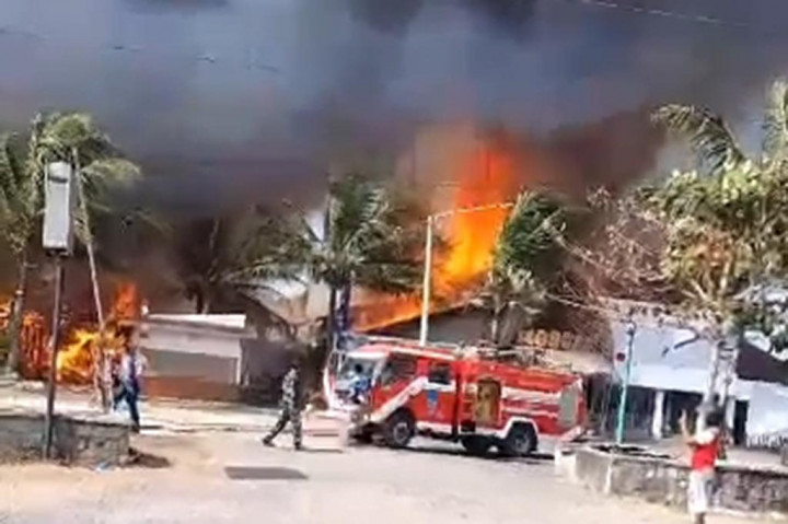 Wakapolres Pangandaran AKBP Arisbaya mengatakan, pihaknya mendapat laporan adanya kebakaran yang terjadi di sebuah kafe Siti Mungil di Kampung Turis, Jalan Pamugaran sekitar pukul 09.00 WIB dan setelah dilakukan pengecekan benar. Namun, kebakaran yang terjadi tersebut menyebabkan api membesar dan merambat kafe lain disebelahnya hingga ketiganya hangus terbakar.