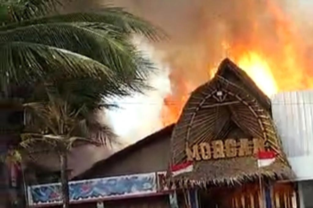 Ia mengatakan, petugas pemadam kebakaran dibantu BPBD, TNI, Polri dan Tagana bersama masyarakat berupaya memadamkan kobaran api yang membakar tiga kafe hingga berbagai upaya, hingga pada akhirnya ketiga kafe berhasil dipadamkan. Anggota Satreskrim Polres Pangandaran saat ini sedang melakukan penyelidikan kebakaran yang menghanguskan tiga kafe yang berada di pinggir pantai tersebut.