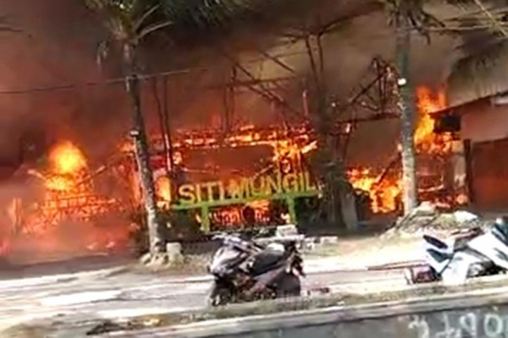 Sebanyak tiga kafe yang berada di Kampung Turis, Jalan Pamugaran, Kabupaten Pangandaran, Jawa Barat mengalami kebakaran. Beruntung tidak ada korban jiwa dalam peristiwa yang terjadi pada Kamis, 31 Agustus 2023, pukul 09.00 WIB tersebut.