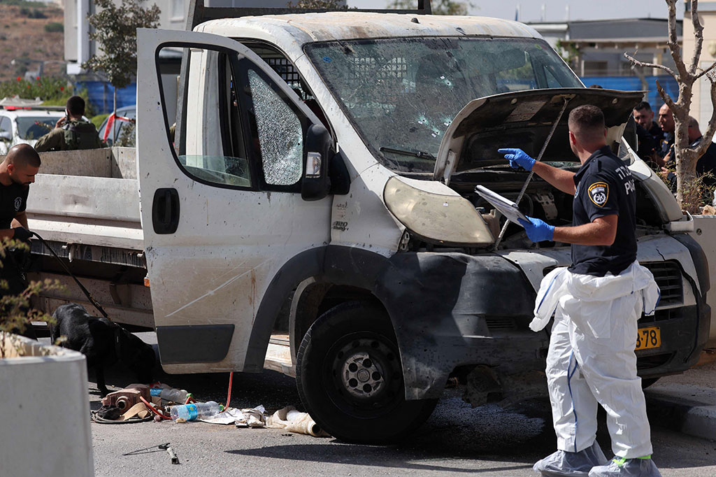 Pasukan keamanan Israel melakukan penyelidikan ke sebuah mobil menyusul serangan serudukan di pos pemeriksaan dekat Modiin,Tepi Barat, Kamis, 31 Agustus 2023.