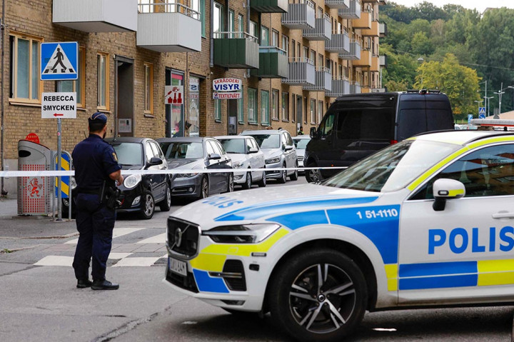 ?Tepat setelah pukul 01.00 waktu setempat (23.00 GMT), polisi di Gothenburg menerima laporan adanya dua ledakan di alamat berbeda, hanya berselang 10 menit.