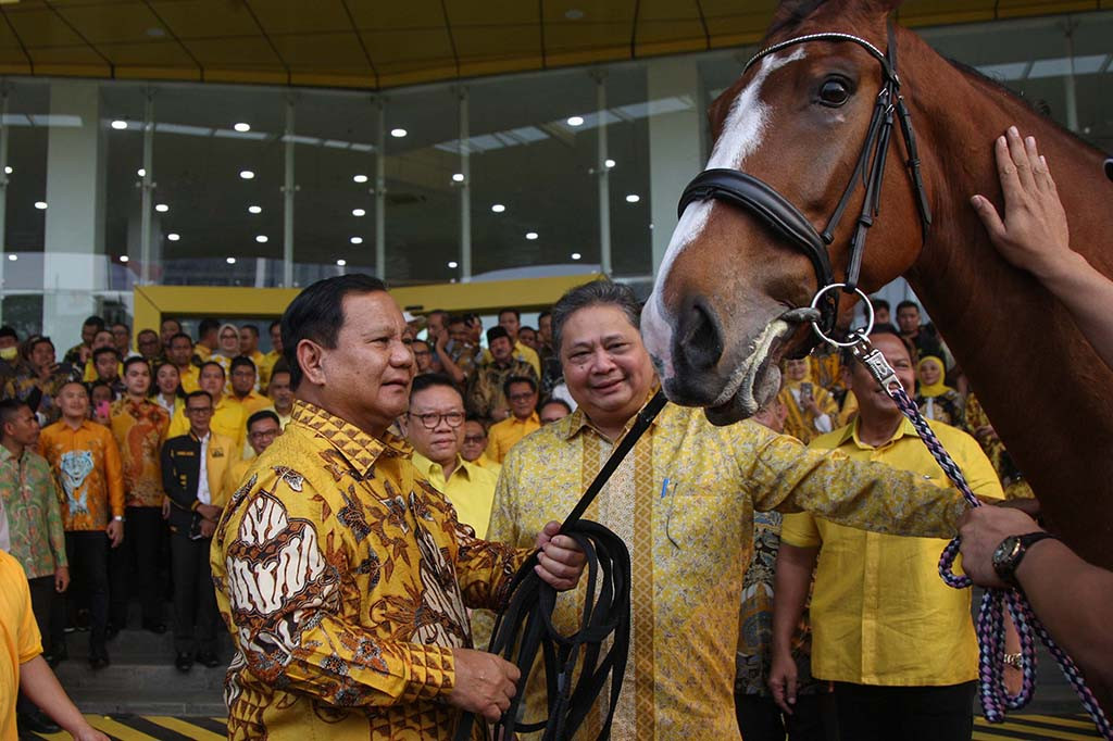 Ini adalah pertama kalinya Prabowo menyambangi Kantor DPP Partai Golkar, usai mendeklarasikan Koalisi Indonesia Maju. Yang mana koalisi ini adalah gabungan dari lima partai, yaitu Partai Golkar, Partai Gerindra, PAN, PKB dan PBB.