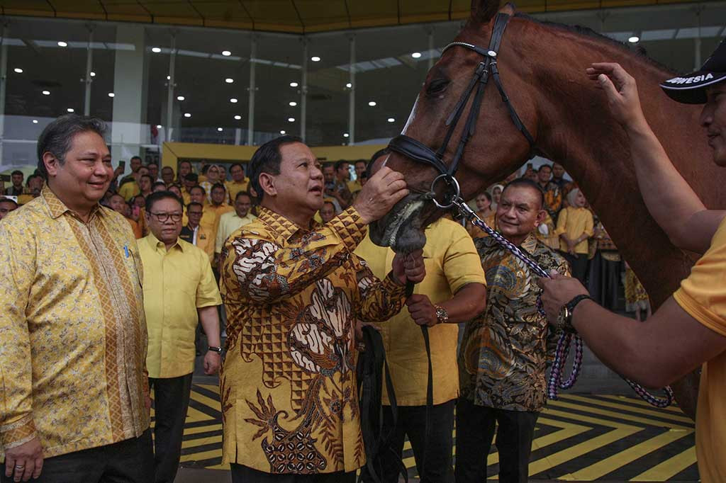 Prabowo tiba di Gedung DPP Partai Golkar pada pukul 16:15 WIB mengenakan batik berwarna kuning. Kedatangannya disambut oleh Ketum Partai Golkar Airlangga Hartarto, dan Ketua Dewan Pembina Partai Golkar, Aburizal Bakrie.