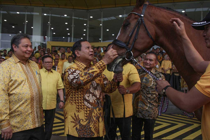 Prabowo tiba di Gedung DPP Partai Golkar pada pukul 16:15 WIB mengenakan batik berwarna kuning. Kedatangannya disambut oleh Ketum Partai Golkar Airlangga Hartarto, dan Ketua Dewan Pembina Partai Golkar, Aburizal Bakrie.