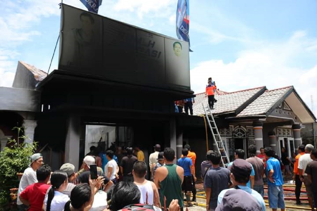 Kepala Dinas Damkar dan Penyelamatan Kota Pematang Siantar Robert Samosir menyampaikan, ada empat unit mobil damkar yang diturunkan dalam musibah kebakaran rumah tersebut.