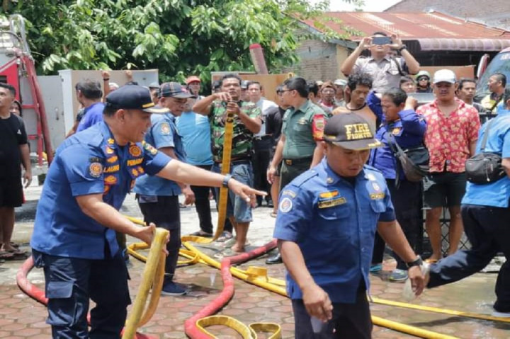 Dinas Pemadam Kebakaran (Damkar) dan Penyelamatan Kota Pematang Siantar sigap memadamkan api yang membakar satu unit rumah di Jalan Tangki Bawah, Kelurahan Naga Pita, Kecamatan Siantar Martoba, Kamis, 31 Agustus 2023 sekitar pukul 12.00 WIB.