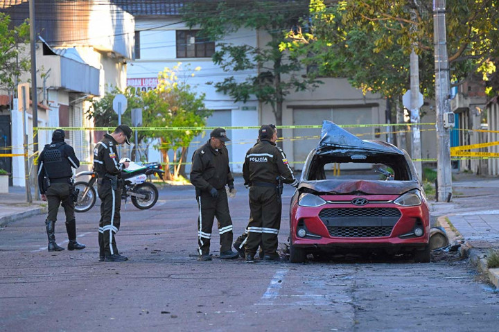 Petugas pemadam kebakaran mengindikasikan bahwa api kendaraan dapat dikendalikan dan tidak ada orang yang terkena dampaknya.