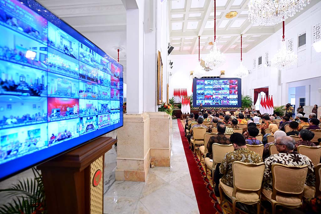 “Negara ini negara yang sangat besar. Daerah itu harus bergerak terlebih dahulu. Pak tapi ini harus dibantu sebelum satu bulan. Oke. Tapi jangan baru (terjadi) langsung teriaknya ke pusat. Harus ada cadangan pangan di daerah, itu harus ada,” katanya.