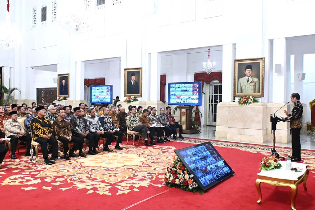 Presiden Joko Widodo menginstruksikan jajaran pemerintah daerah (pemda) melakukan pengendalian inflasi melalui dua strategi utama yaitu strategi jangka pendek dan panjang. Untuk strategi jangka pendek, Presiden meminta agar pemda terbuka dalam mengintegrasikan data stok neraca pangan daerah masing-masing.