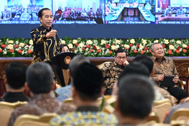 “Penting data-data seperti ini diintegrasikan sehingga basis pengambilan keputusan itu ada pegangannya yaitu data. Koordinasi antardaerah, mana yang kelebihan, mana yang kurang segera disambungkan sehingga saya titip jangan ego daerah itu dikedepankan karena kita ini NKRI,” ucap Presiden dalam sambutannya pada Rapat Koordinasi Nasional (Rakornas) Pengendalian Inflasi Tahun 2023 yang digelar di Istana Negara Jakarta, pada Kamis, 31 Agustus 2023.