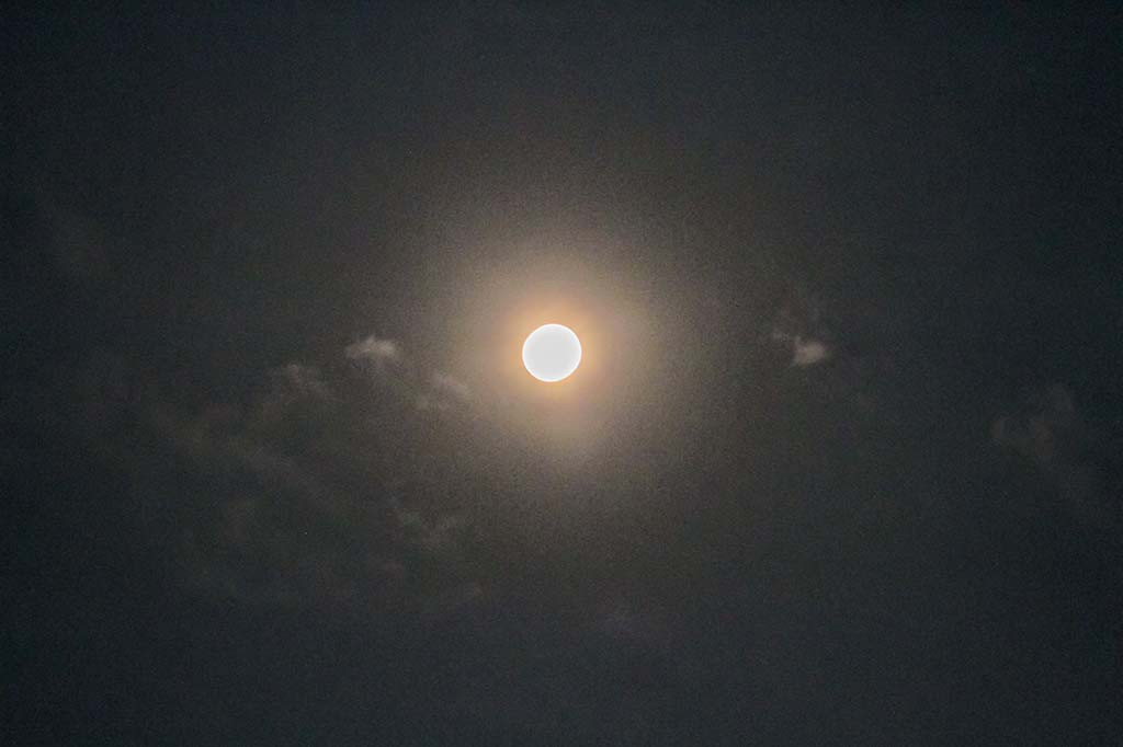 Fenomena 'Super Blue Moon' atau bulan purnama biru super menghiasi langit Indonesia pada Kamis, 31 Agustus 2023 malam. 