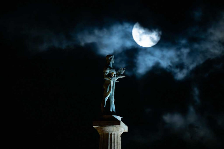 Super Blue Moon, bulan purnama kedua dalam satu bulan kalender, muncul di belakang monumen penting 'The Victor' ('Pobednik' dalam bahasa Serbia) di Beograd, Serbia, Rabu, 30 Agustus 2023. AFP PHOTO/Andrej Isakovic