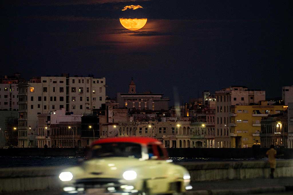 Super Blue Moon, bulan purnama kedua dalam satu bulan kalender, terbit di atas Havana, Kuba pada 30 Agustus 2023. AFP PHOTO/Yamil Lage