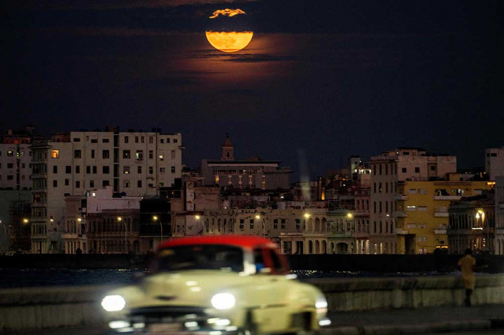 Super Blue Moon, bulan purnama kedua dalam satu bulan kalender, terbit di atas Havana, Kuba pada 30 Agustus 2023. AFP PHOTO/Yamil Lage