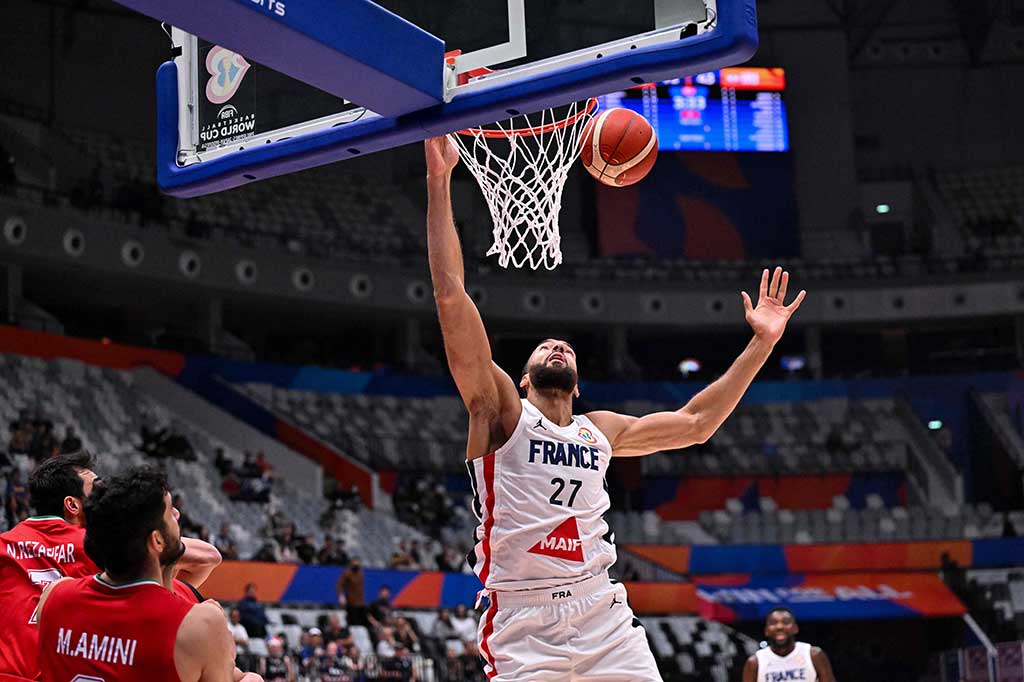 Kendati laga ini tak berdampak lagi pada Piala Dunia maupun kualifikasi Olimpiade Paris 2024, Rudy Gobert dkk masih memainkan bola basket kelas dunia nan menghibur bagi para penonton di Indonesia.