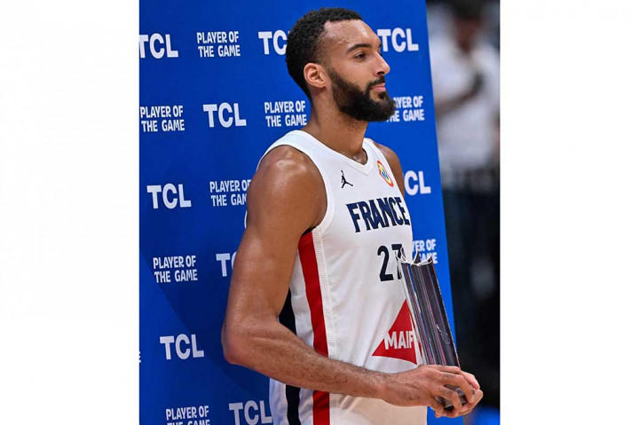 Sementara Rudy Gobert yang merupakan pemain tim NBA Minnesota Timberwolves diganjar pemain terbaik dalam laga melawan Iran.