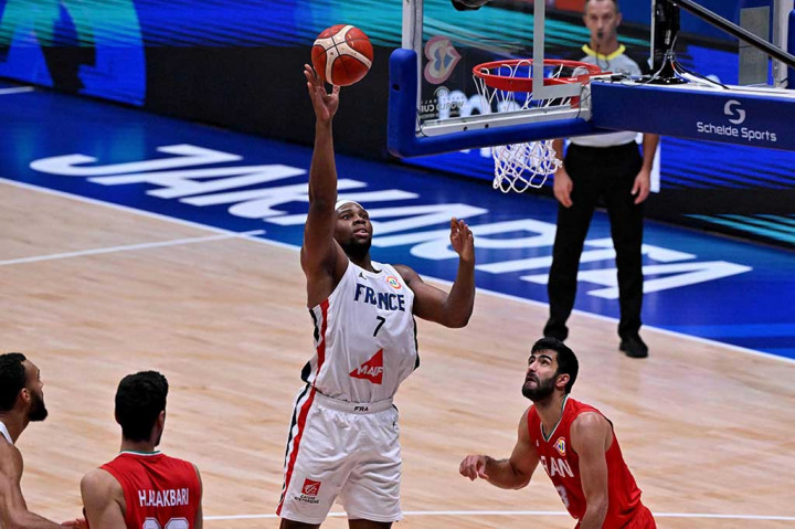 Prancis memulai laga dengan lambat, namun fokus mereka mulai terbentuk di pertengahan kuarter dua di mana keunggulan mutlak tim asuhan Vincent Collet tak terbendung hingga akhir laga. Skor akhir  82-55 untuk Prancis