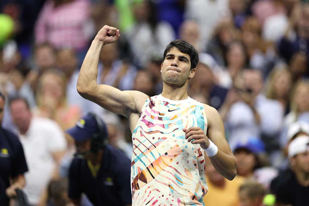 Juara bertahan Carlos Alcaraz melakukan selebrasi setelah memastikan diri melaju ke putaran ketiga US Open, Kamis, 31 Agustus 2023 waktu setempat. 