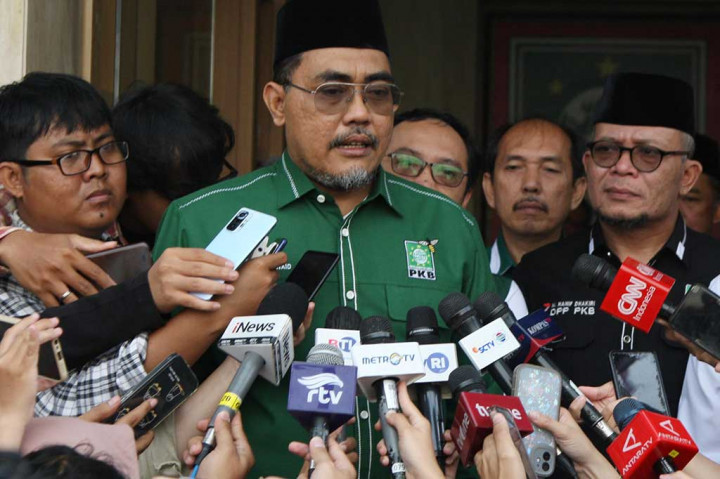 Ketua Bappilu PKB Jazilul Fawaid (kiri) didampingi Wakil Ketua Umum PKB, Hanif Dhakiri (tengah), Wakil Ketua Dewan Syura DPP PKB, Andy Muawiyah Ramly (kanan) menjawab pertanyaan wartawan seusai menggelar rapat pleno para pimpinan PKB di Kantor DPP PKB, Jakarta, Jumat, 1 September 2023.