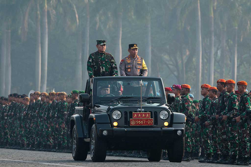 Panglima TNI Laksamana Yudo Margono bersama Kapolri Jenderal  Listyo Sigit Prabowo memimpin Apel Gelar Pasukan Pengamanan Konferensi Tingkat Tinggi (KTT) Ke-43 ASEAN di Silang Monas, Jakarta, Jumat, 1 September 2023, untuk mengecek kesiapan pengamanan agenda internasional tersebut.