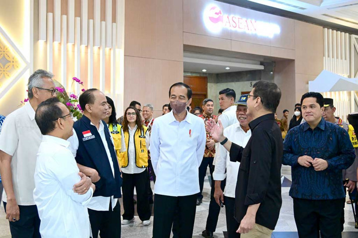 “Kali ini ada 12 KTT yang harus dipimpin oleh Bapak Presiden plus pertemuan bilateralnya itu so far, ini masih akan nambah terus, sudah 13 pertemuan bilateral. Jadi teman-teman bisa bayangkan dalam 3 hari Bapak Presiden harus memimpin 25 pertemuan, 12 di antaranya adalah KTT,” jelas Menlu Retno.