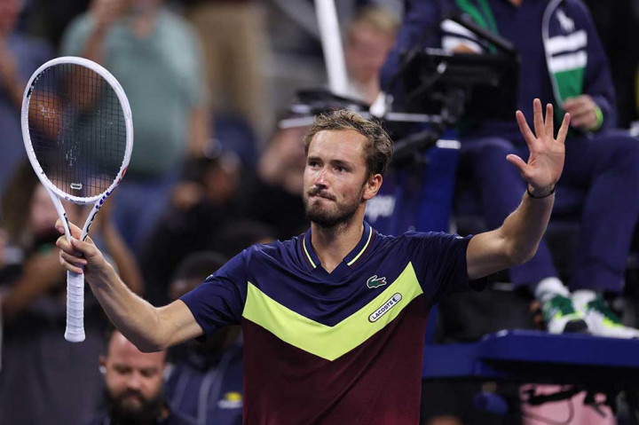 Petenis Rusia Daniil Medvedev melakukan selebrasi setelah memastikan diri melangkah ke putaran ketiga US Open, Jumat, 1 September 2023 WIB,